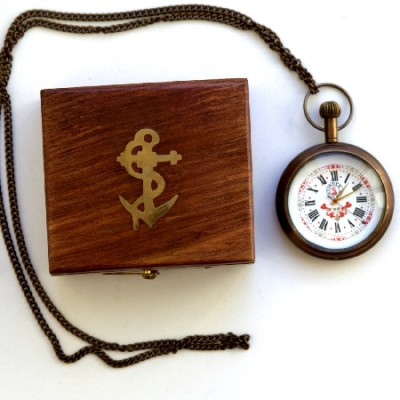Часы с цепочкой в деревянной шкатулке