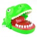 смешной рот крокодила кусать палец игрушкой (случайный цвет)